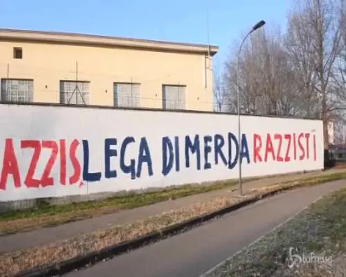 Lega, scritte con insulti sui muri della sede in via Bellerio