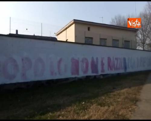 Scritte contro la Lega sui muri della sede di via Bellerio a Milano