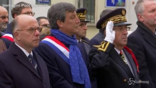 Sindaca di Parigi e ministro dell'Interno alla cerimonia per le vittime di Charlie Hebdo