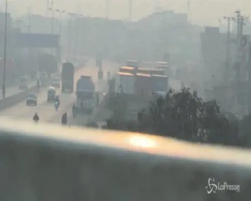 Smog in Pakistan, la città di Lahore avvolta nella nebbia