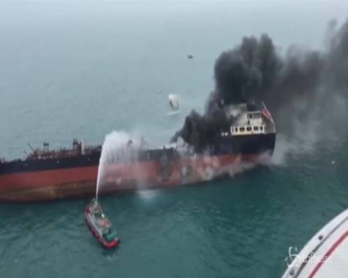 Hong Kong, fiamme su una petroliera: ci sono vittime