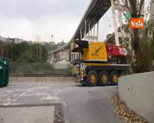 Ponte Morandi, assemblaggio delle torri per la sicurezza della pila 10 