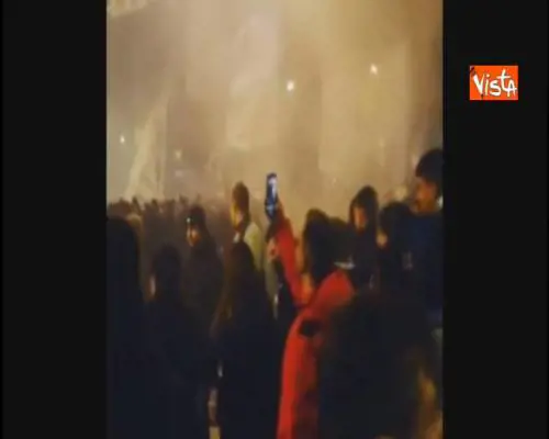 Festa dei 119 anni della Lazio, migliaia di tifosi in piazza con fumogeni  e bandiere