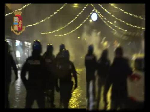 Il video degli scontri tra polizia e ultras alla festa della Lazio