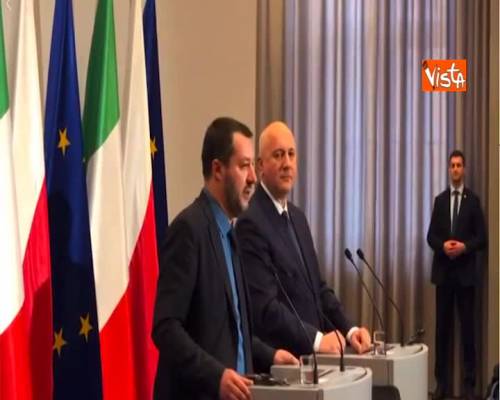 Migranti, Salvini: "La Ue cede ai ricatti degli scafisti"