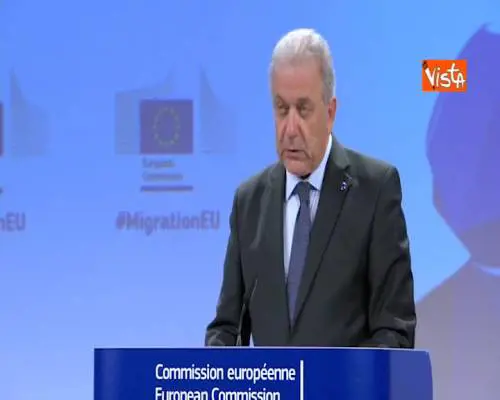 Migranti, Avramopoulos: “Basta soluzioni ad hoc”