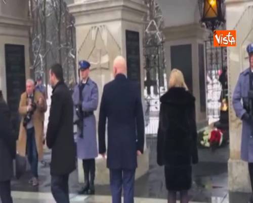 Salvini e ministro Interno polacco depongono corona di fiori su Monumento Milite Ignoto a Varsavia