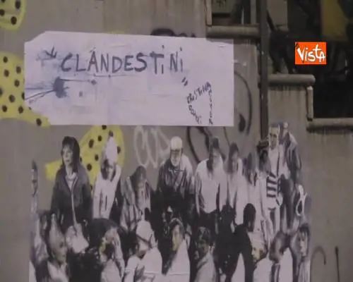 Migranti, a Milano il nuovo murales contro la chiusura dei porti