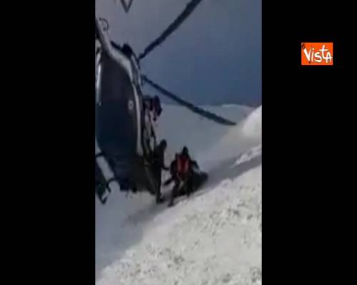 Salvataggio in alta quota con elicottero di uno sciatore sulle Alpi francesi