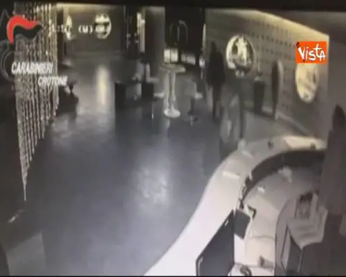 Barca di curdi naufraga in mare, il video degli scafisti che se ne vanno in hotel.