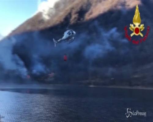 Varese, Canadair ed elicotteri ancora in azione per spegnere l'incendio in Valganna