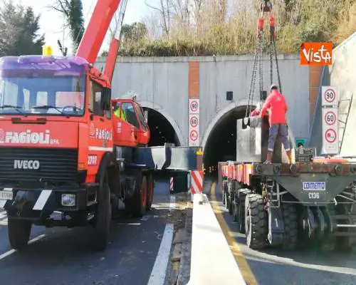 Ponte Morandi, prove di carico con carrelli radiocomandati per la demolizione (in 90 secondi)