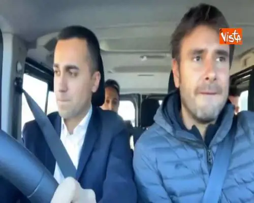 Di Maio e Di Battista in auto verso Strasburgo in auto: "Ue o cambia o crolla"