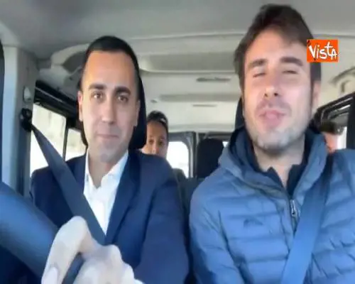 M5s, Di Battista scherza con Di Maio: "Mi fido di Luigi alla guida verso Strasburgo"