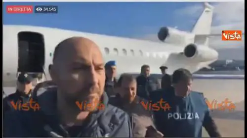 Battisti arriva a Ciampino, scende dall'aereo senza manette circondato dalla Polizia
