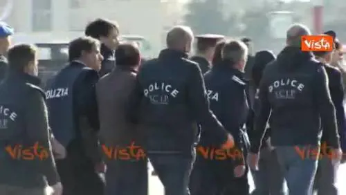 Cesare Battisti scende dall'aereo scortato dalle forze dell'ordine