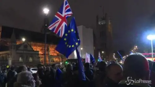 Parlamento boccia accordo su Brexit, a Londra festeggiano i pro-Ue
