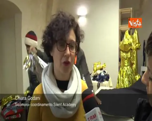 Matera 2019, le coperte dei migranti come abiti di moda