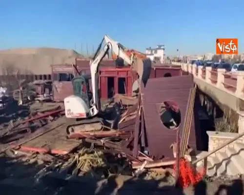 Partita demolizione stabilimenti abusvi di Ostia, Raggi pubblica video su Facebook