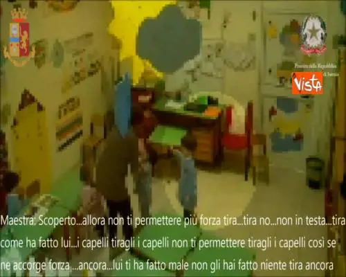 Strattoni, libri in testa e urla: la violenza delle due maestre nell’asilo di Isernia