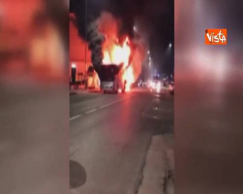 Brucia un autobus a Castenaso, i passeggeri fuggono in tempo