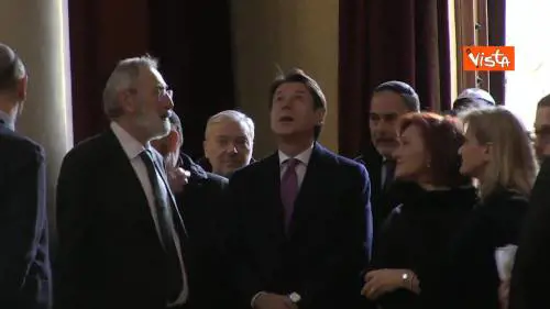 Conte con la kippah visita il Tempio maggiore ebraico
