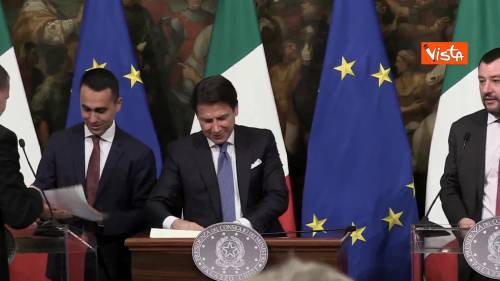 Salvini rifiuta cartello reddito cittadinanza che gli porge Casalino e si fa foto solo con quota 100