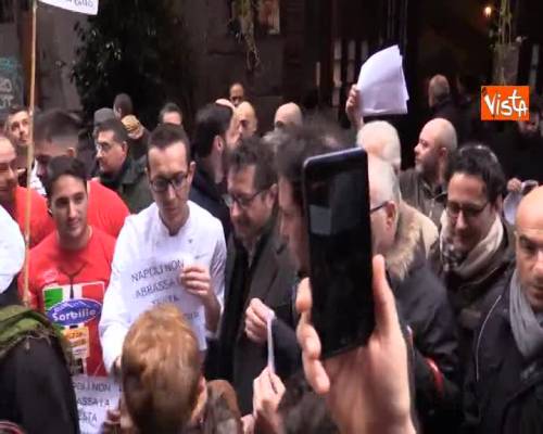 Sorbillo, flash mob in via Tribunali al ritmo di Napul’e’ di Pino Daniele