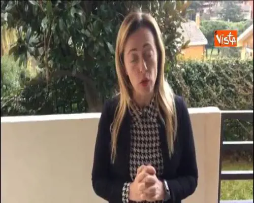 Reddito di cittadinanza, Meloni: “Aziende non chiuderanno per dare la paghetta ai nomadi”