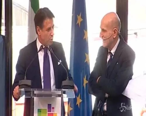 Matera, Conte: "Con gli oppositori politici si negozia, con le mogli no"