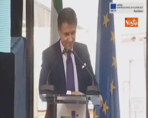 Matera 2019, Conte scherza sul palco: "Con gli oppositori politici si negozia, con le mogli no"