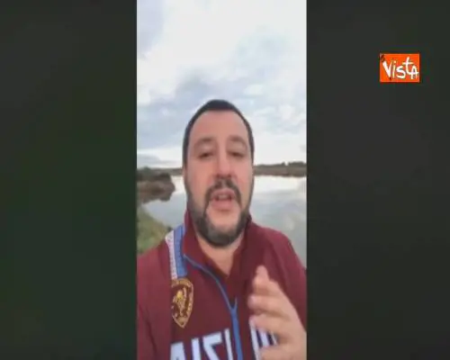 Salvini interrotto da un bambino durante la diretta: "Ora vengo a pescare spider man"