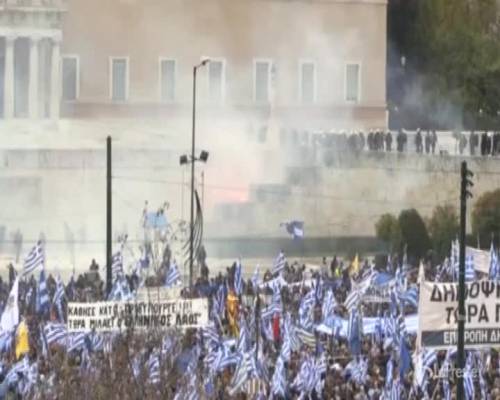 Grecia, scontri durante la manifestazione contro il cambio di nome della Macedonia