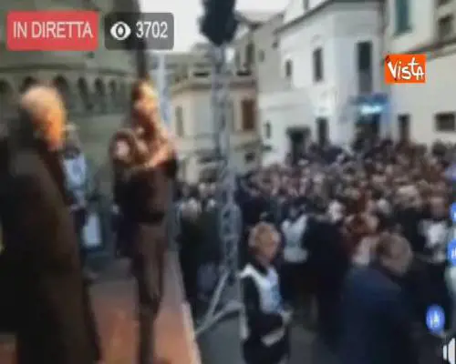 Salvini scherza a Vasto con i sostenitori, mettiamo un po' di musica, partiamo con Baglioni