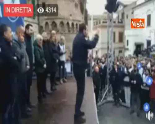 Baciamano ad Afragola, Salvini: "Due giorni di polemiche, nessuno mi baci le mani oggi”