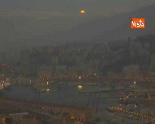 Eclissi di luna nel cielo di Genova, ecco le spettacolari immagini 