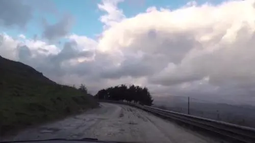 Strade colabrodo, il paese che non può mandare i propri studenti a scuola