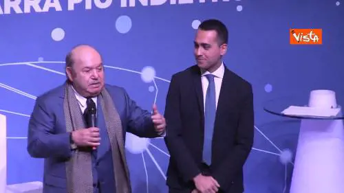 Banfi sul palco della festa del M5s: “Se non facciamo figli, i nonni spariranno”