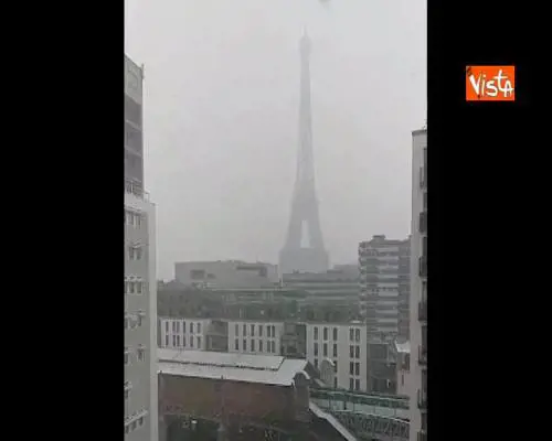 Temperature in calo, Parigi sotto la neve