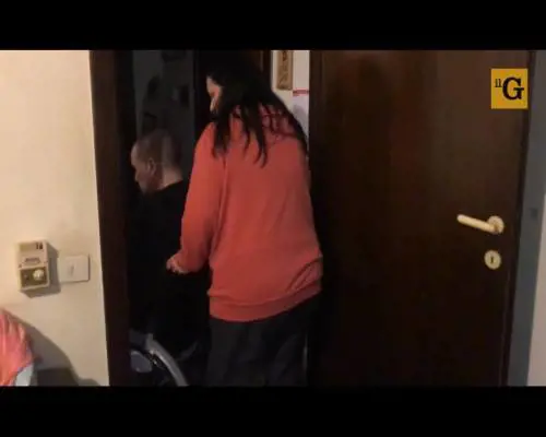 Roma, la storia di Claudio, disabile intrappolato in casa da due mesi