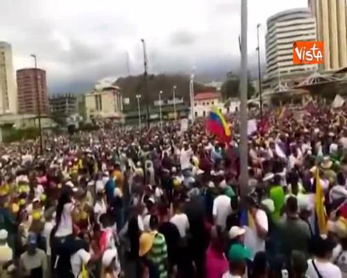 Venezuela in piazza contro Maduro, il leader dell’opposizione Guaìdo si proclama presidente