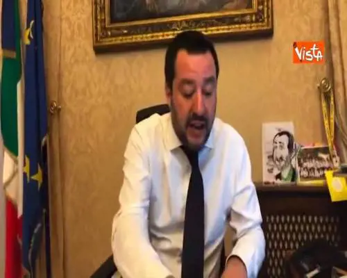 Scritte sui muri a Milano, Salvini: “Non rido ma non mi spavento”