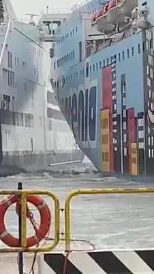 Olbia, scontro tra due navi al porto