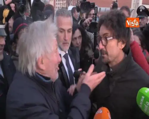Toninelli contestato a Pioltello, il ministro: "Venga in banca che le mostro il mio conto"