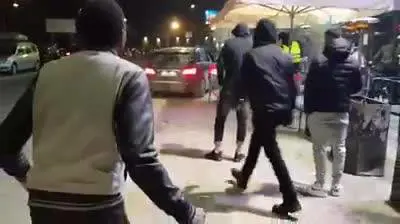 Roma, investe con l'auto i buttafuori della discoteca