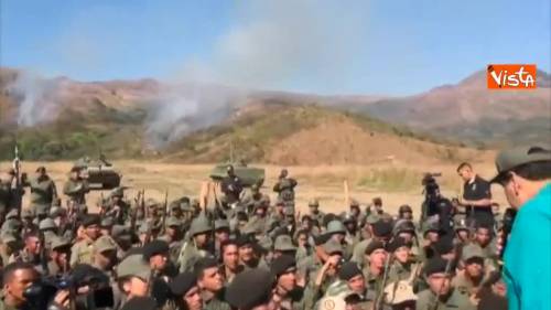 Maduro arringa l'esercito venezuelano al forte Paramacay