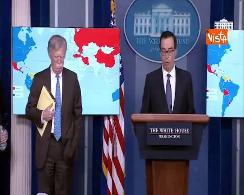 Il consigliere di Trump, John Bolton e il misterioso appunto “5000 soldati in Colombia”