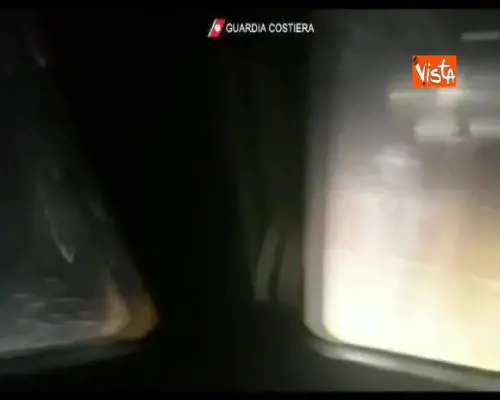 Vento a 30 nodi, la motovedetta sfida onde fino a 4 metri per portare medicinali a Linosa