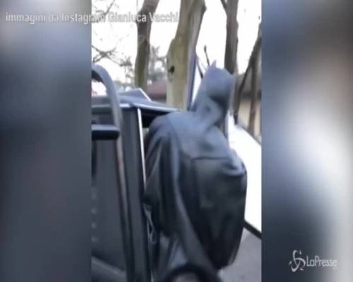 L'ultima di Gianluca Vacchi: vestito da Batman sull'Ape Car