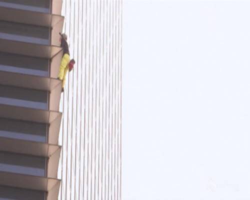 Nuova impresa dello "Spiderman" francese: scala un grattacielo nelle Filippine e viene arrestato
